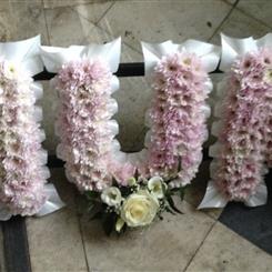 MASSED PINK MUM LETTER TRIBUTE